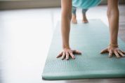 Frau macht Yogaübung auf grüner Matte frau-auf-gruener-yogamatte